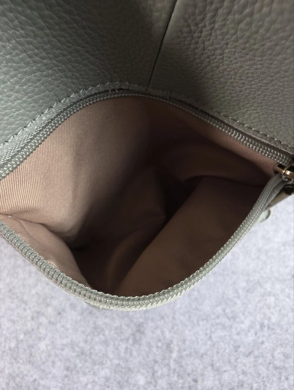 The Sak Los Feliz Crossbody bag in a soft sage green leather Purse - Picture 5 of 11